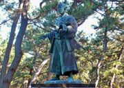 川村修就奉行の像